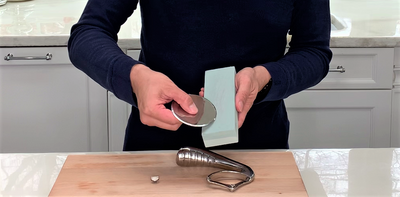How to sharpen your pizza cutter?